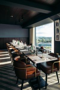 Un comedor largo con una mesa larga y sillas. en Radisson RED Galway, en Galway