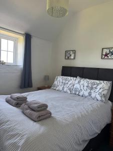 Ένα ή περισσότερα κρεβάτια σε δωμάτιο στο Buntings Cottage at Trenale Court Cottages +9 φωτογραφίες