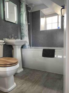 Ένα μπάνιο στο Buntings Cottage at Trenale Court Cottages