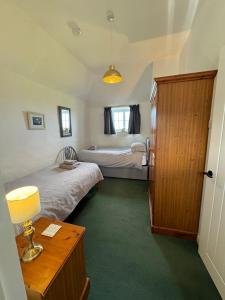 Ένα ή περισσότερα κρεβάτια σε δωμάτιο στο Buntings Cottage at Trenale Court Cottages