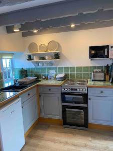 Η κουζίνα ή μικρή κουζίνα στο Buntings Cottage at Trenale Court Cottages