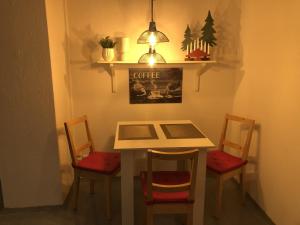 a table with two chairs and a table with a coffee table at Moderne Vollmöblierte Wohnung in Zwickau +7 photos