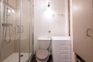 ein Badezimmer mit Toilette und Glasdusche in der Unterkunft Le cosmos in Villarembert + 13 Fotos