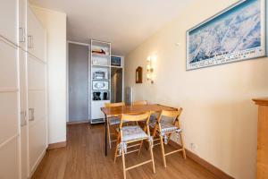 eine Küche und ein Esszimmer mit Tisch und Stühlen in der Unterkunft Le cosmos in Villarembert