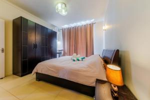 フリック・アン・フラックにあるSugar reef A3のぬいぐるみが置かれたベッドのある寝室