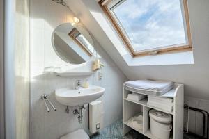 baño con lavabo y tragaluz en Mosel Familienurlaub Zickzack, en Thörnich 120 fotos más