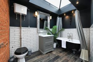 une salle de bain avec une baignoire, des toilettes et un lavabo dans l'établissement Convenient 3-Bed Near Bingham Station & Town Centre, à Bingham