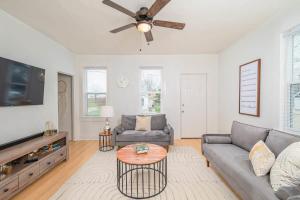 オシュコシュにあるDowntown 2 Bedroom Home - Officeのソファと天井ファンのあるリビングルーム