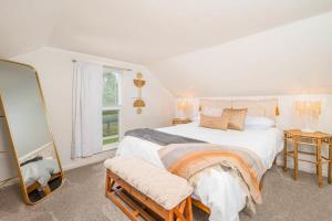 オシュコシュにあるDowntown 2 Bedroom Home - Officeの大きなベッドと鏡のある寝室