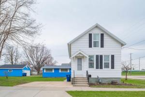 オシュコシュにあるDowntown 2 Bedroom Home - Officeの青い家のある白い家 +1枚の写真