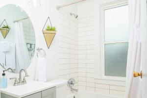 オシュコシュにあるDowntown 2 Bedroom Home - Officeの洗面台と鏡のある白いバスルーム