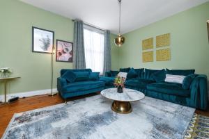 un salon avec un canapé bleu et une table dans l'établissement Convenient 3-Bed Near Bingham Station & Town Centre, à Bingham