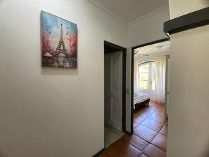 una camera con una foto della torre Eiffel appesa al muro di Caribbean Estates Montego Bay 05 a Port Edward Altre 15 foto