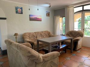 un soggiorno con divani e un tavolo di Caribbean Estates Montego Bay 05 a Port Edward