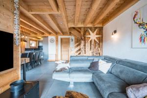 un soggiorno con un divano e un tavolo di Chalet Ô Saisies a Les Saisies