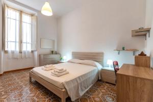een slaapkamer met een bed met handdoeken erop bij Mary's House- Alghero in Alghero