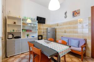 een keuken en eetkamer met een tafel en stoelen bij Mary's House- Alghero in Alghero