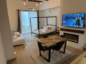 TV a/nebo společenská místnost v ubytování Apartamento acogedor frente a Plaza de la Iglesia + 16 fotografií