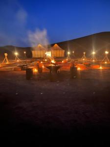 Um avião está estacionado em um campo à noite. em Across Sahara em Bou Nou