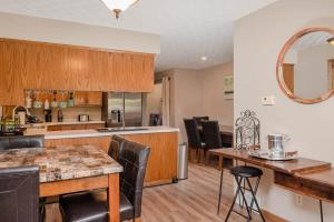 Corporate Housing Large Family Home - 3 bedroom 2 bath في كيمبرلي: مطبخ وغرفة طعام مع طاولة وكراسي