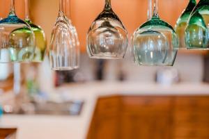 Corporate Housing Large Family Home - 3 bedroom 2 bath في كيمبرلي: مجموعة من كؤوس النبيذ معلقة من السقف