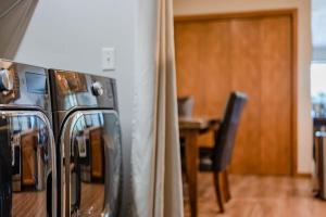 Corporate Housing Large Family Home - 3 bedroom 2 bath في كيمبرلي: مطبخ مع طاولة وغرفة طعام مع طاولة وكراسي