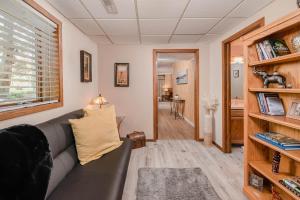 Corporate Housing Large Family Home - 3 bedroom 2 bath في كيمبرلي: غرفة معيشة مع أريكة ورف كتاب +13 صورة