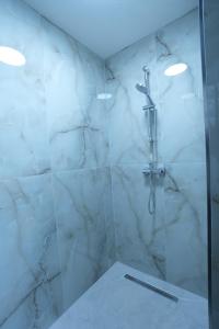 Ένα μπάνιο στο Wohnung IC - Luxus-Apartment mit Elegantem Design +17 φωτογραφίες