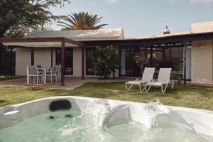 プエルト・デル・カルメンにあるVillas Alondraの家庭のバスタブ