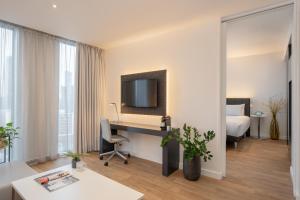 マンチェスターにあるINNSiDE by Meliá Manchesterの机とベッドのあるホテルの部屋