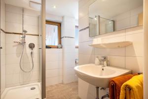 オーベルストドルフにあるGästehaus Vogler Oberstdorf-Kornauの洗面台とシャワー付きのバスルーム +44枚の写真