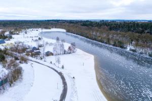 eine Luftansicht auf einen Fluss mit Schnee auf dem Boden in der Unterkunft Mooi Drenthe in Wezuperbrug