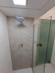 una ducha con puerta de cristal en un baño en Essenza Suites Natal, en Natal 25 fotos más