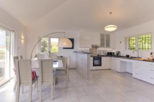 Η κουζίνα ή μικρή κουζίνα στο Padulaccia by Pinarello Villa Services