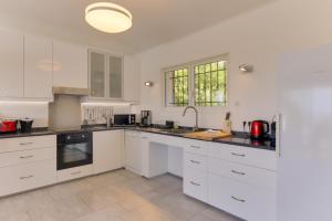 Η κουζίνα ή μικρή κουζίνα στο Padulaccia by Pinarello Villa Services