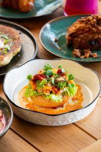 une assiette de nourriture dans un bol sur une table dans l'établissement Atalaya Resort El Nido, à El Nido