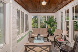 スティーブンスポイントにある5 Bedroom Family Home - UWSP Walkableの椅子と窓のあるポーチ