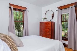 スティーブンスポイントにある5 Bedroom Family Home - UWSP Walkableのベッドルーム1室(ベッド1台、鏡、窓付)