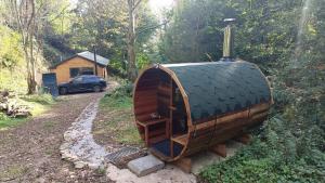 une petite maison de passe-temps en bois dans les bois dans l'établissement Stream-side cabin and sauna, à Ballyduff 27 autres photos