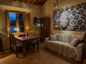 a living room with a table and a couch at Poolhouse Oasi del Lupo in Subbiano