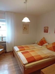 Una cama o camas en una habitación de Ferienwohnung Am Kirchplatz