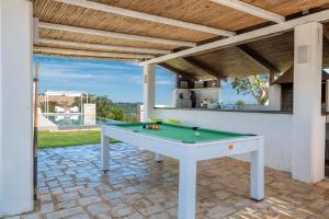 een pooltafel op een patio met een dak bij Gioia Infinita in Ceglie Messapica