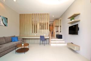 Χώρος καθιστικού στο Spacious studio with access to the pool in Karon Hill condo