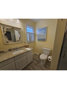 Phòng tắm tại Oceanfront Beach Badgesequipment Wifi Decks Hot Tub Outdoor Shower