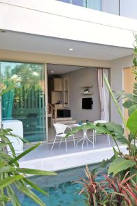 Πισίνα στο ή κοντά στο Spacious studio with access to the pool in Karon Hill condo