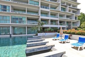 Πισίνα στο ή κοντά στο Spacious studio with access to the pool in Karon Hill condo