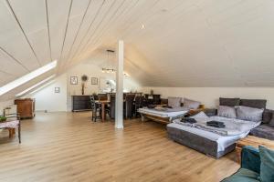 ヴィリンゲンにあるPistenblickのソファとテーブルのあるリビングルーム