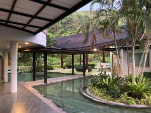 Πισίνα στο ή κοντά στο Spacious studio with access to the pool in Karon Hill condo