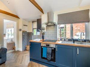 Køkken eller tekøkken på Rose Cottage - Uk49048