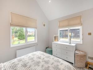 En eller flere senge i et værelse på Rose Cottage - Uk49048 + 7 billeder